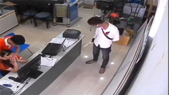 Dùng súng cướp cửa hàng điện thoại: Thông tin mới nhất