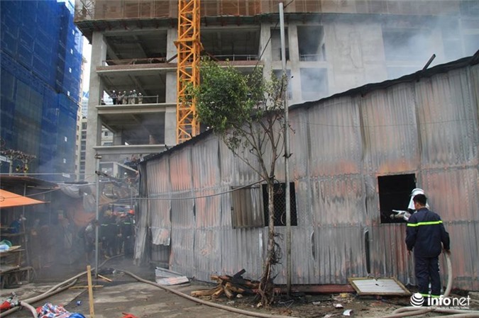 Hà Nội: Cháy lớn tại khu lán công nhân, nhiều người tá hỏa