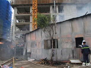 Hà Nội: Cháy lớn tại khu lán công nhân, nhiều người tá hỏa