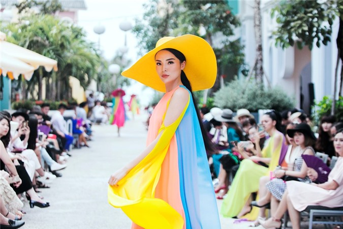 Hoa hậu Kỳ Duyên ấn tượng trong show của Đỗ Mạnh Cường