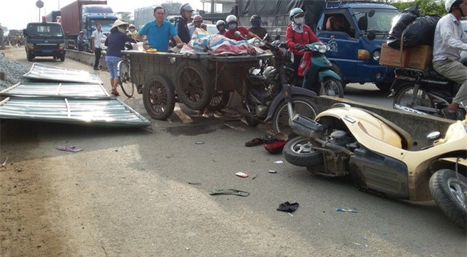 Rào chắn công trình ngã đổ, đè 2 người trọng thuơng