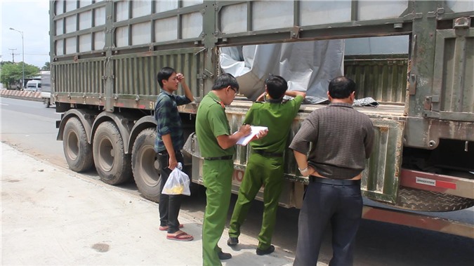 Tài xế container khai báo bị dí súng đe dọa, cướp sạch hàng