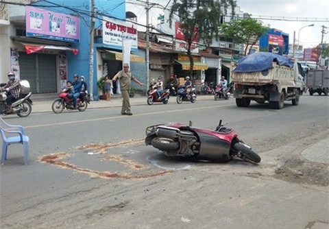 Va chạm với xe tải trên đường khám bệnh về, vợ chết chồng bị thương