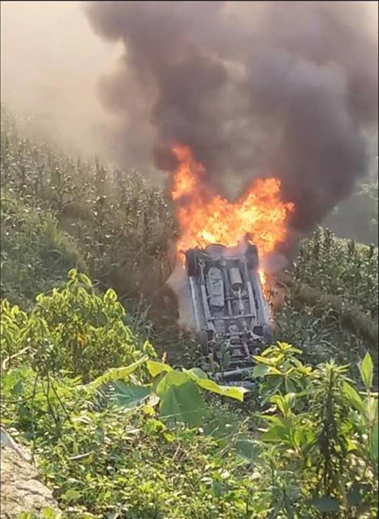 Xe 7 chỗ bốc cháy dữ dội khi lao xuống vực, tài xế văng xa 7m
