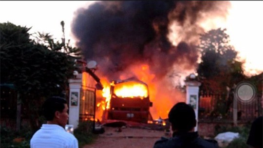 Xe khách cháy dữ dội tại Lào, vợ chồng người Việt thương vong