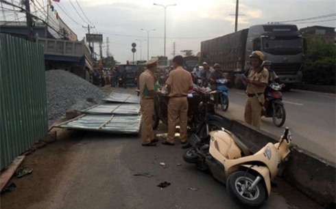 Bật rào chắn công trình, 2 người nhập viện cấp cứu