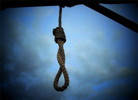 Cán bộ địa chính xã chết trong tư thế treo cổ bằng áo sơ mi