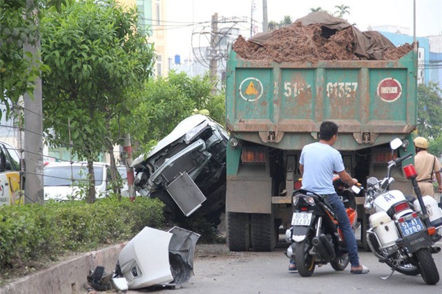 Ô tô bị xe ben hất lên dải phân cách, 5 người la hét kêu cứu