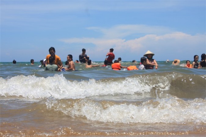 Tết Đoan ngọ, dân vùng biển đổ xô đi tắm cầu may