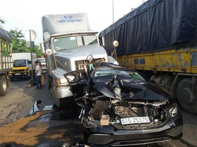  Xe Mercedes biến dạng sau cú tông container, tài xế thoát chết nhờ túi khí