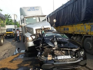 Xe Mercedes biến dạng sau cú tông container, tài xế thoát chết nhờ túi khí