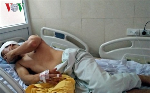 Đứng đợi bạn, nam thanh niên bất ngờ bị chém trọng thương