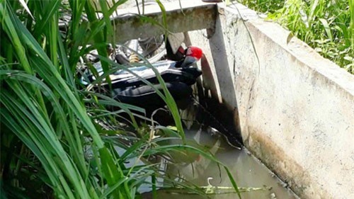 Hoảng hồn phát hiện thi thể 2 vợ chồng dưới mương nước