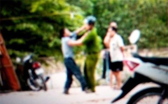 Nam thanh niên giật súng, đánh thiếu úy công an