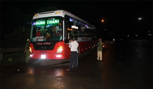 Nhóm côn đồ vác hung khí chặn xe khách, chém tài xế trọng thương
