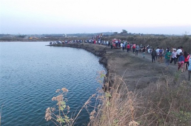 Tạm dừng xả nước thủy điện để tìm học sinh mất tích