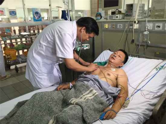 Tăng cường 10 bác sĩ giỏi lên Hòa Bình điều trị bệnh nhân nguy kịch vụ chạy thận