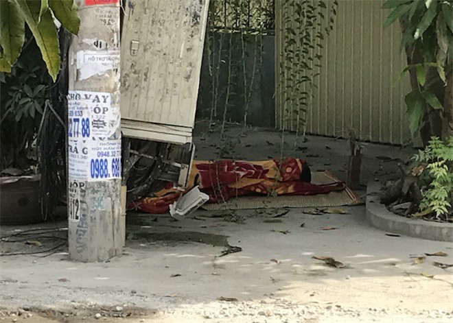 Thanh niên chết trong tư thế treo cổ trước quán cafe