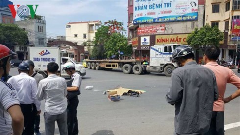 Cụ ông 84 tuổi chết thảm dưới gầm xe container