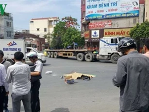 Cụ ông 84 tuổi chết thảm dưới gầm xe container