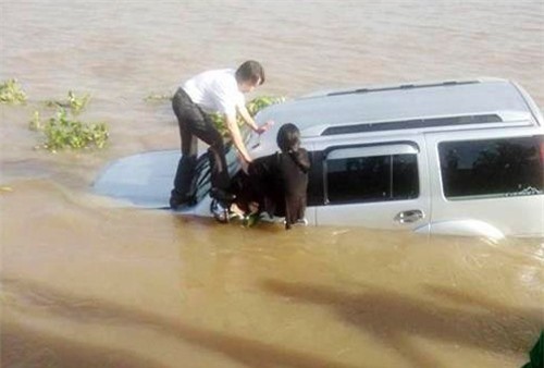 Nguyên nhân ô tô tông chết người, lao xuống sông Hậu