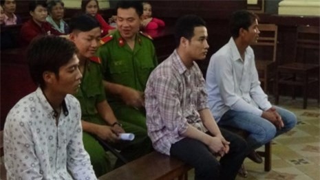 Nhảy xuống hồ chạy trốn, nam thanh niên vẫn bị đánh tử vong