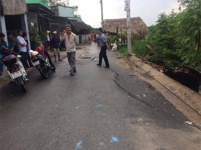 Nứt dài 40m đường, di dời khẩn cấp 3 hộ dân