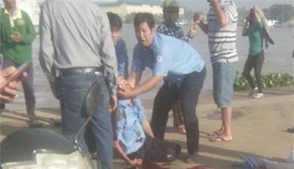 Tông chết nhân viên bến phà, ôtô 7 chỗ lao thẳng xuống sông