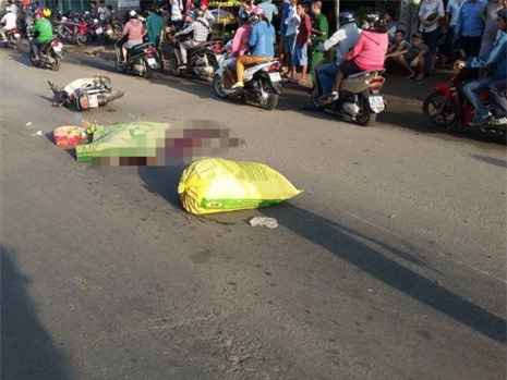 Va chạm với xe lôi, người đàn ông bị xe tải cán tử vong