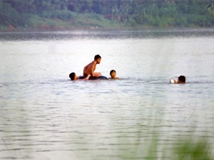 Lao xuống sông cứu ông, cả 4 ông cháu chết đuối