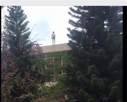 Người đàn ông chết thảm khi nhảy từ nóc trụ sở công an xuống đất