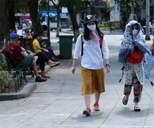 Người Hà Nội "kêu trời" dưới cái nắng gay gắt 40 độ C