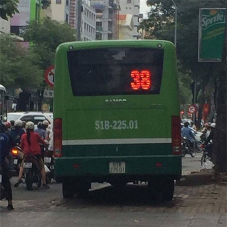 Tài xế "phi" xe buýt lên vỉa hè để thoát kẹt xe giữa Sài Gòn