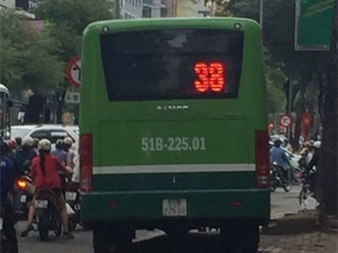 Tài xế "phi" xe buýt lên vỉa hè để thoát kẹt xe giữa Sài Gòn