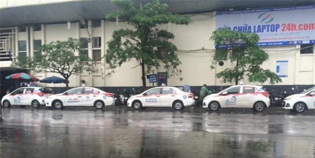 Taxi Group tiếp tục “độc chiếm” một phần bến xe Gia Lâm đón trả khách