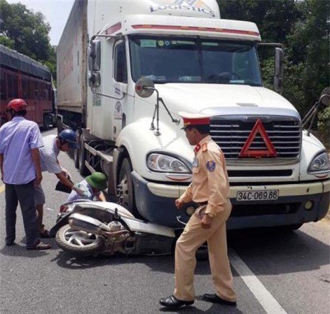 Hà Tĩnh: Xe container cuốn học sinh lớp 8 vào gầm, tử vong 