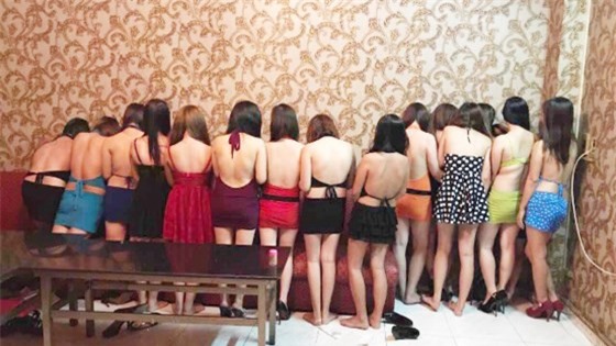 Tiếp viên diện áo yếm õng ẹo ngồi trên đùi khách hát karaoke