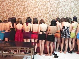 Tiếp viên diện áo yếm õng ẹo ngồi trên đùi khách hát karaoke