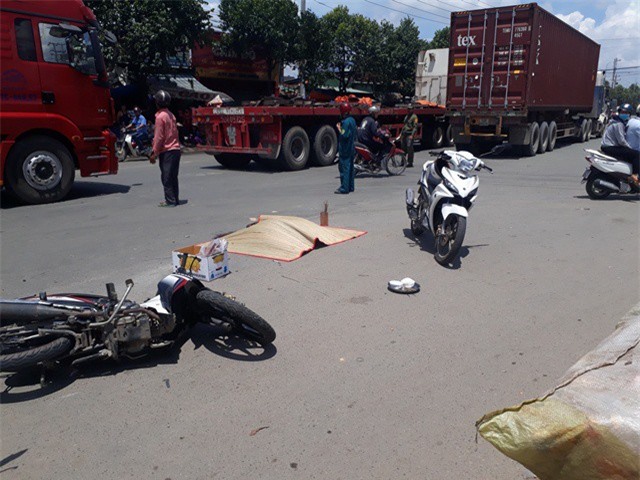 Va chạm với xe container, nhân viên bảo vệ bị cán tử vong