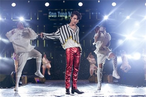 "Bắn" tiếng anh như gió, Sơn Tùng M-TP ôm chặt Bi Rain ở Thái Lan