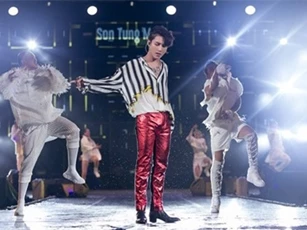 "Bắn" tiếng anh như gió, Sơn Tùng M-TP ôm chặt Bi Rain ở Thái Lan
