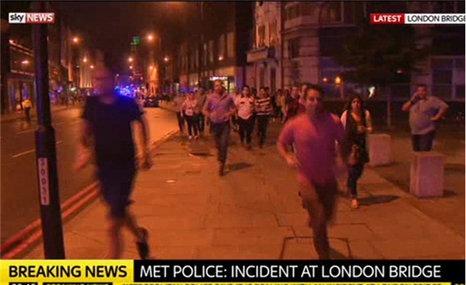 Chùm ảnh hiện trường hỗn loạn vụ tấn công liên hoàn ở London, Anh