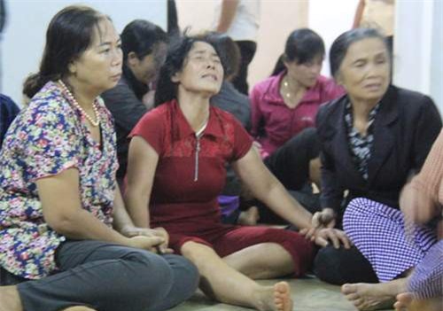 Đám tang nghẹn ngào nước mắt của 4 bé gái đuối nước ở Gia Lai