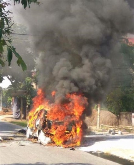 Taxi cháy trơ khung, 4 hành khách đạp cửa thoát thân