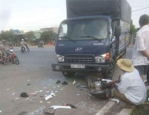 Va chạm với xe tải, 3 cậu cháu chết thảm