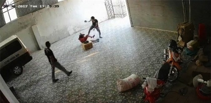 Xác định 2 côn đồ xông vào nhà hành hung bà chủ xe khách