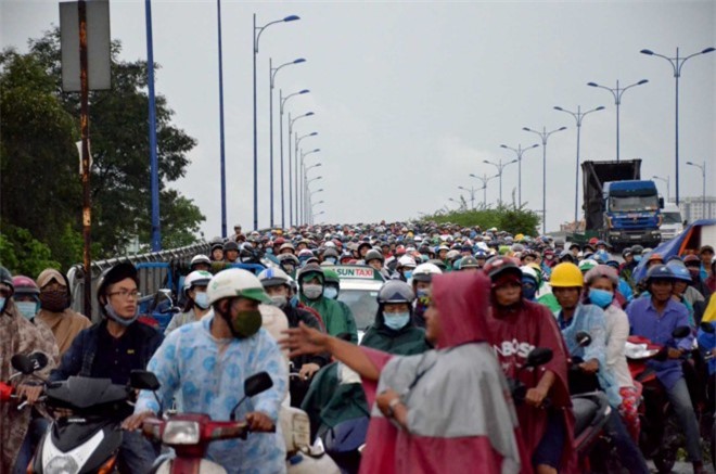 Xe đầu kéo "bay" qua làn xe máy, xa lộ Hà Nội ùn tắc cục bộ