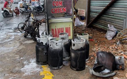 7 bình gas phát nổ, người dân tán loạn bỏ chạy