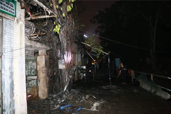 Cột điện bốc cháy dữ dội sau tiếng nổ, hàng trăm hộ dân mất điện