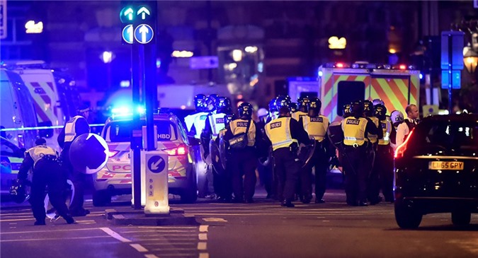 Cư dân của London trở về nhà hàng sau vụ tấn công, để thanh toán hóa đơn